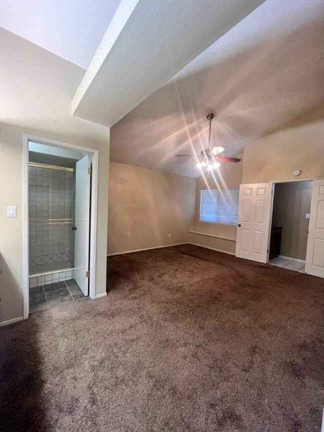 Building Photo - 2 Bed Condo w/Garage!