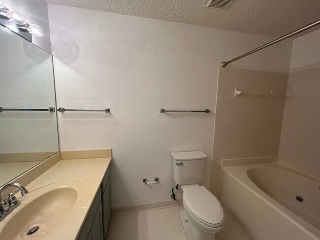 Building Photo - Move-in Ready Luxurious 2 bedroom, 2 bathroom affordable condo in Hoover, Alabama