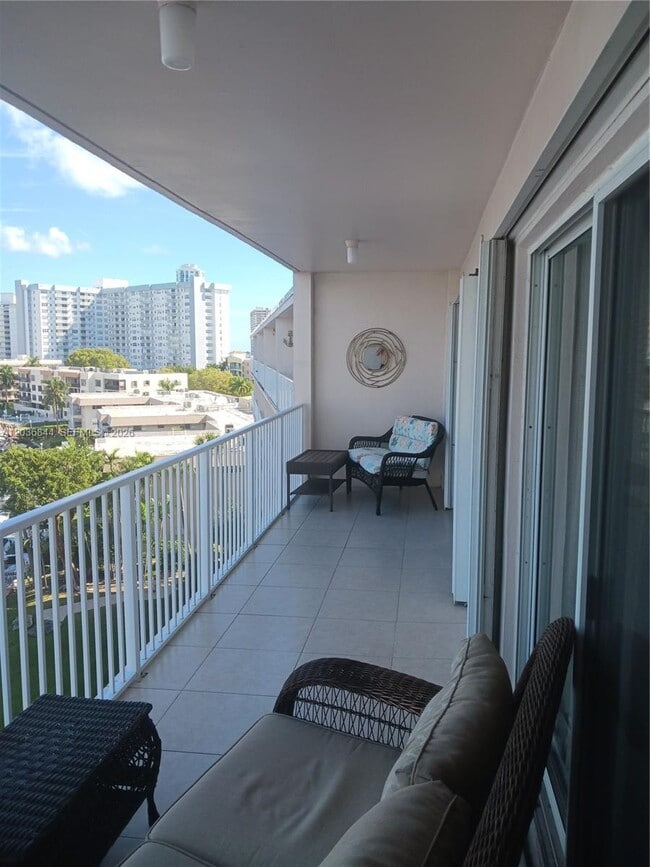 Building Photo - 400 Golden Isles Dr