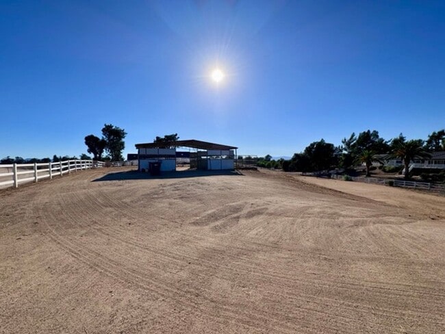 Building Photo - Move in Special! Move in by November 1st a...