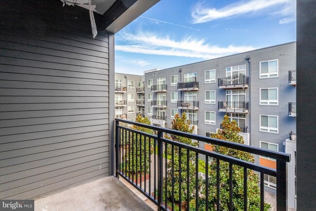 Building Photo - 145 Riverhaven Dr