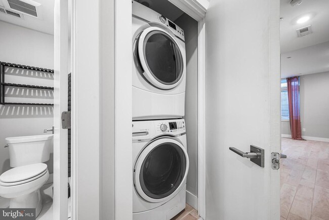 Building Photo - 1839- Blair St