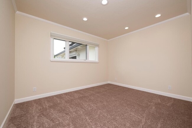 Building Photo - 1394 Manzanita Dr