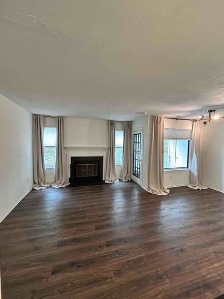 Building Photo - 608 Diamond Dr