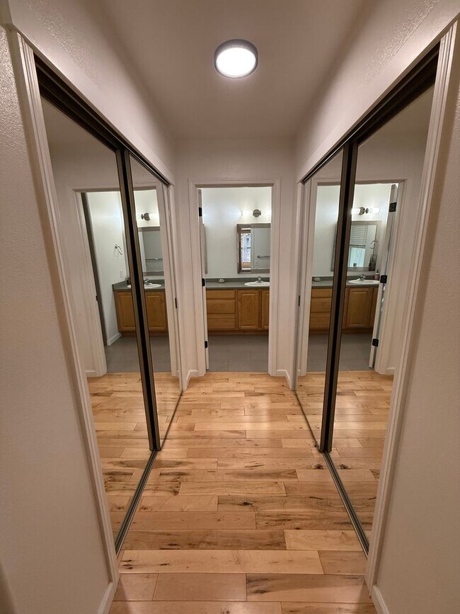 Building Photo - Beautiful 3 Bed/2.5 Bath Home in West Bend - Albany Ave