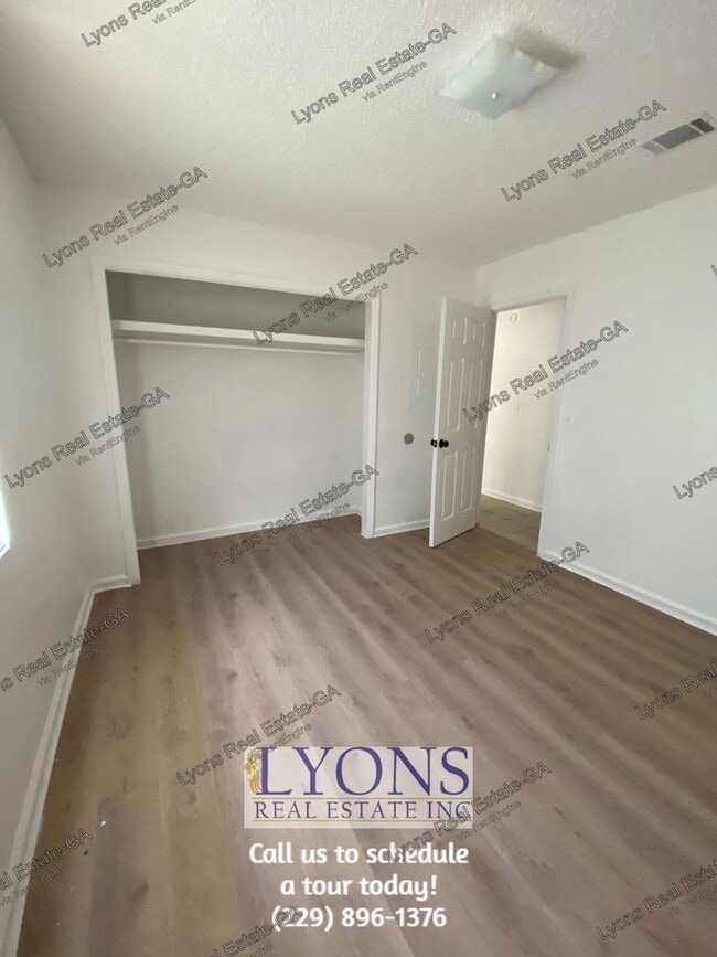 Building Photo - 1028 S Gordon Ave