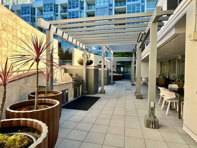 Building Photo - City living at its best! 2 BR/2 BA @ the M...