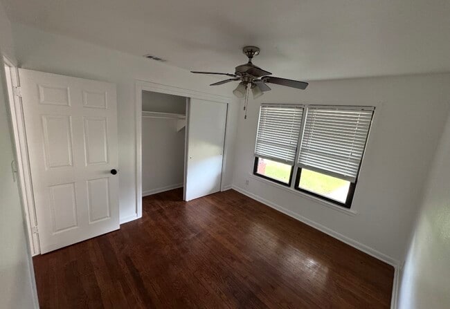 Building Photo - 1024 Miramar Pl