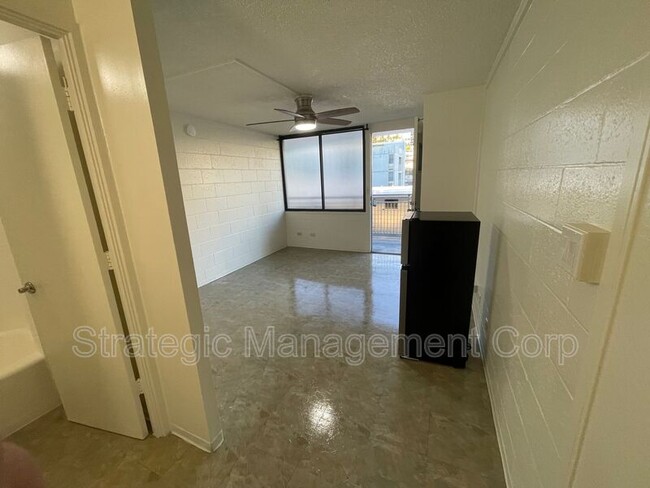 Building Photo - 1301 Lusitana St
