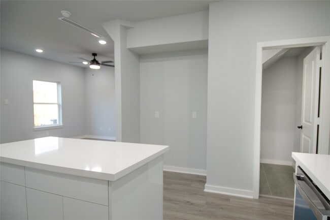 Building Photo - 2832 Mansfield St