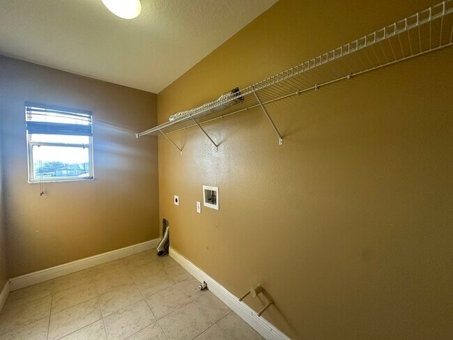 Building Photo - 2412 Country Pond Ct