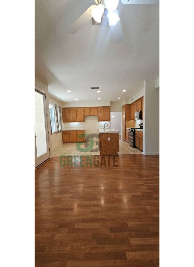 Building Photo - Beautiful 4 Bedroom, 3 Bathroom Home in Tr...