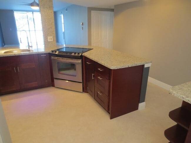 Building Photo - 115 Lake Emerald Dr