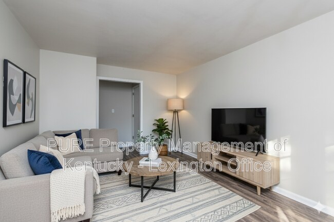 Building Photo - 3736 Camelot Dr