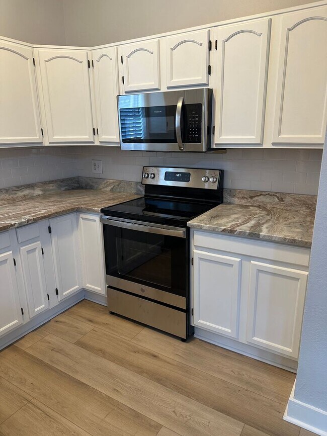 Building Photo - 5 bedroom, 2 bath, detached bonus room w/b...