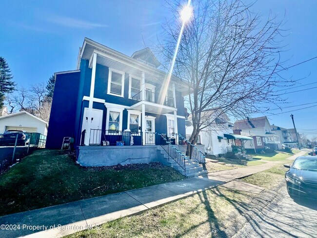 Building Photo - 310 Oak St