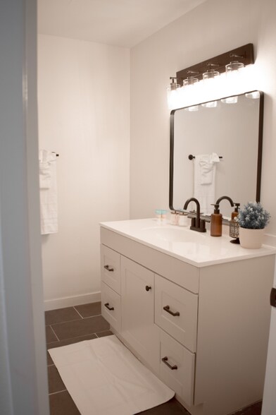 Building Photo - 4718 W Ave L-6