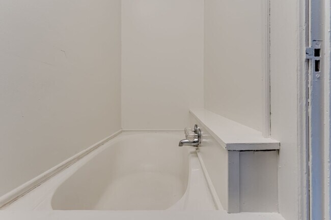 Building Photo - 4 Bedroom Ground Floor Apartment in Westside Neighborhood