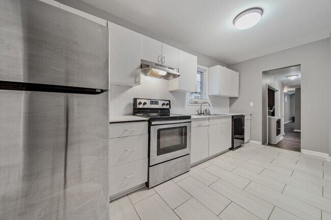 Building Photo - Recently Renovated 2 Bedroom Brick Home! - Coming Soon April 3rd!