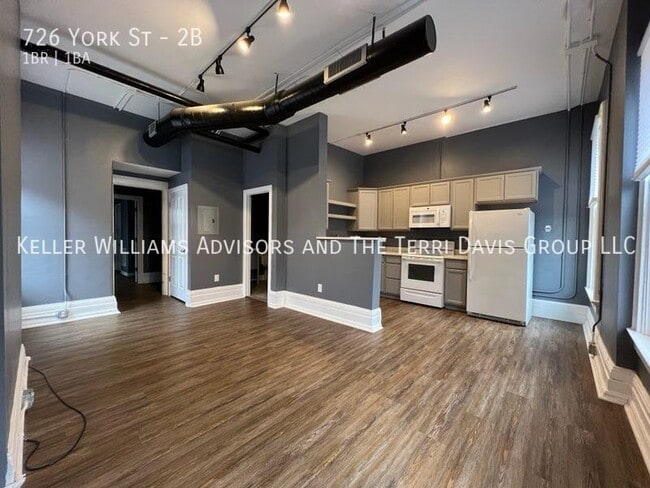 Building Photo - 726 York St