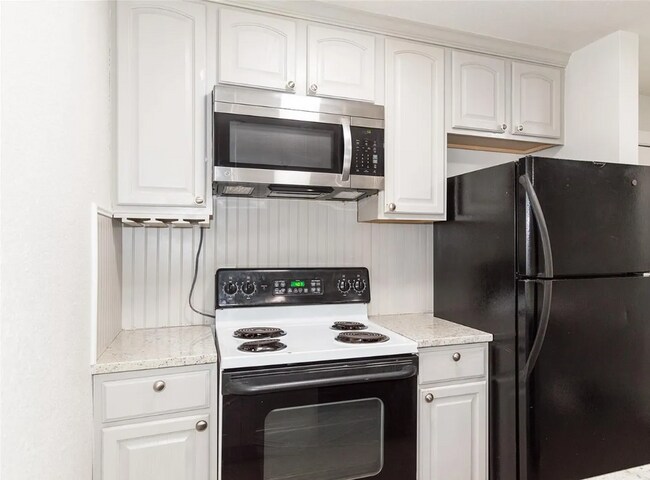 Building Photo - FALL PRE-LEASING! 3 Bed 1.5 Bath Condo on ...