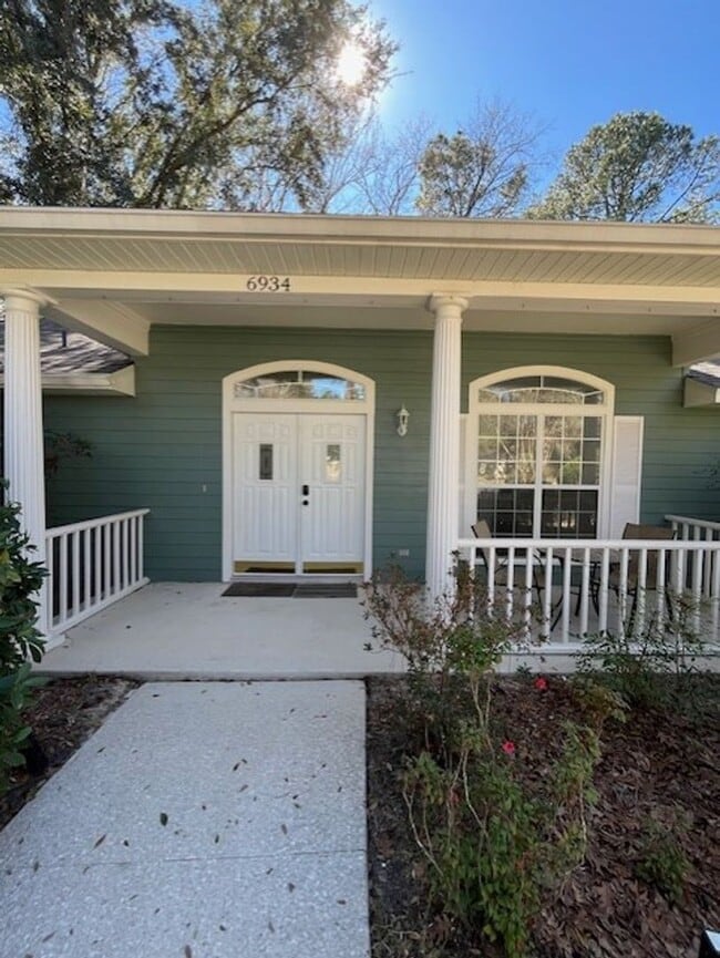 Building Photo - Beautiful and completely Renovated 3/2 fen...