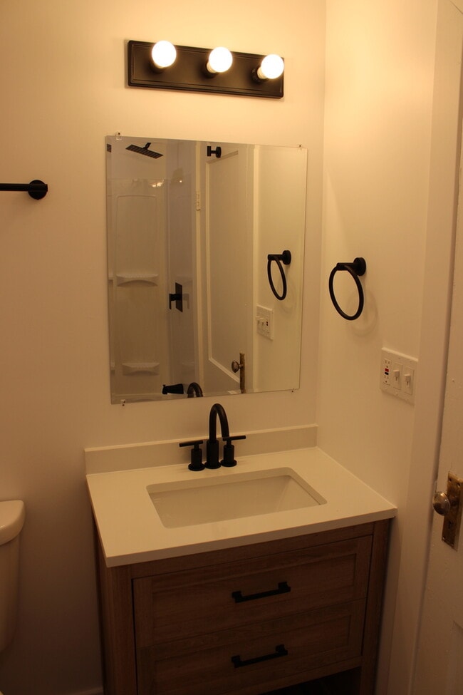 Building Photo - 2bed 1bath in Midtown