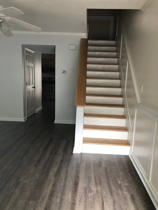 Building Photo - 507 Stinson Dr