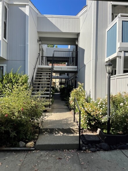 newly painted condo - 250 Del Verde Cir