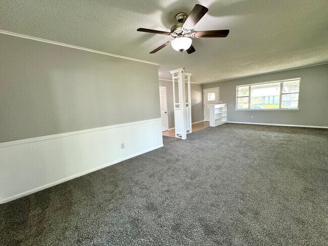 Building Photo - 1105 N Fern Ave