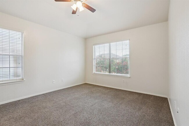 Building Photo - 16100 S Great Oaks Dr