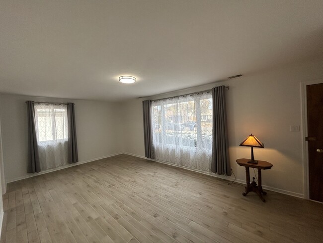 Building Photo - 946 E Grant Dr