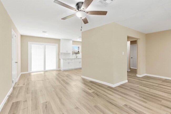 Building Photo - 10615 Clematis Ln