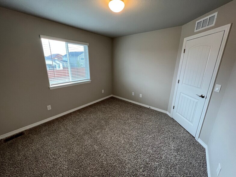 Building Photo - 9730 Porch Swing Ln