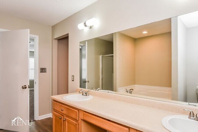 Building Photo - 132 Lockport Dr