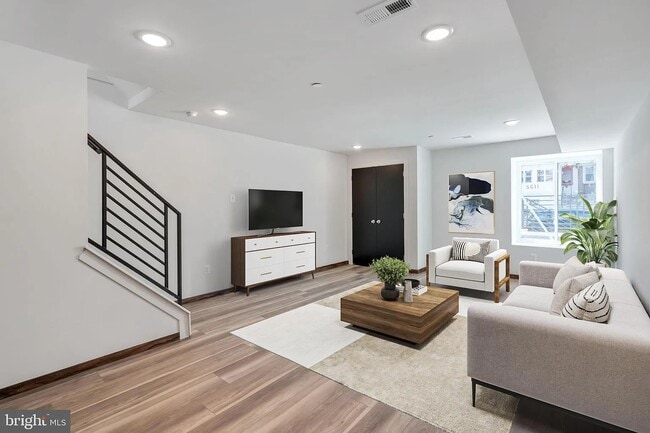 Building Photo - 5608 Florence Ave