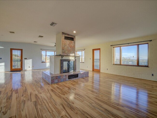 Building Photo - 4 Bedrooms, 3 Bathrooms