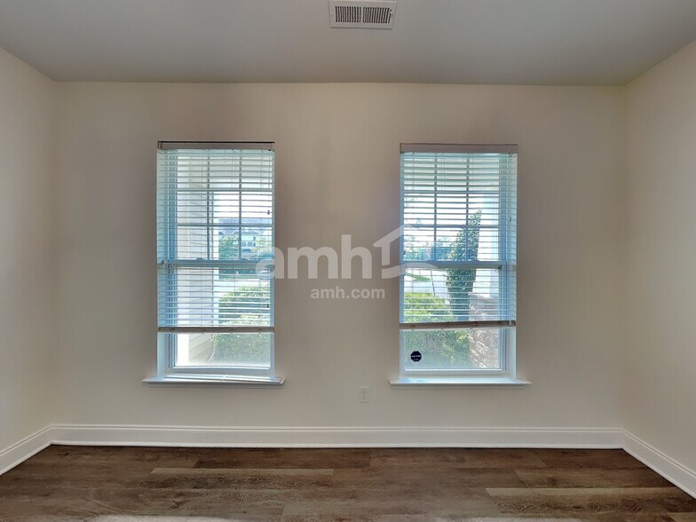Building Photo - 1001 Haven Ln
