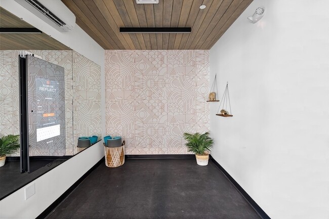 Building Photo - 635 Main St