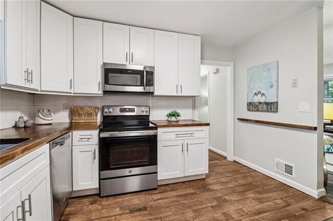 Building Photo - 2897 White Oak Dr