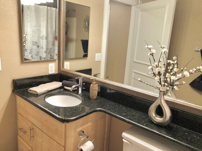 Building Photo - Meridian Luxury Condo. 1 Bd 1 Ba, Utilities & Cable Services NOT included in advertised rental rate!