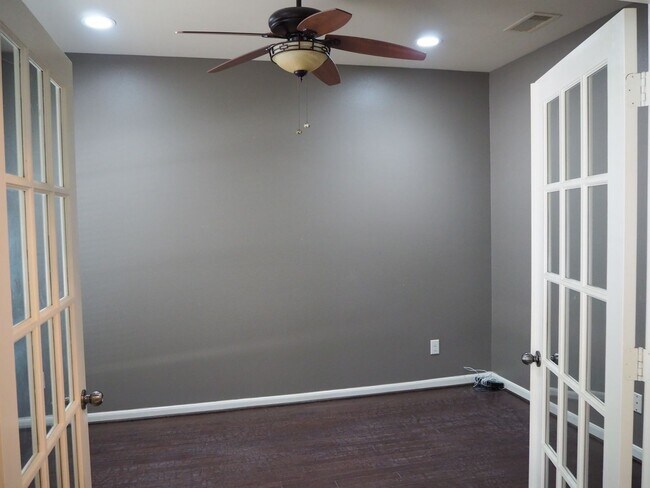 Building Photo - 28607 Green Hedge Dr