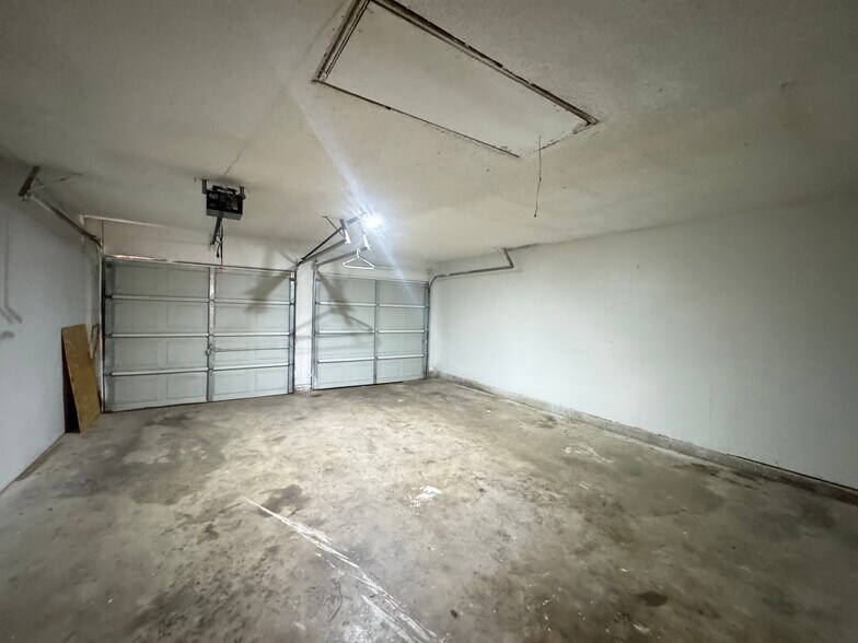 Building Photo - 9915 Larkspur Ln