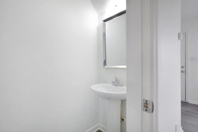 Building Photo - An adorable home! Pets Welcome!