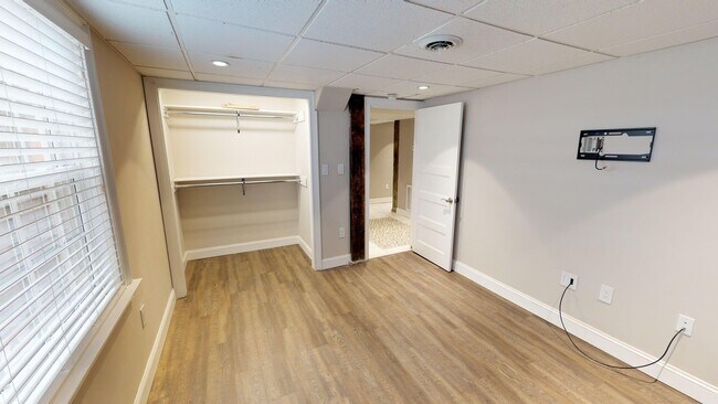 Building Photo - $1695/Bedroom | 7BR Home Near UTK | Fort S...