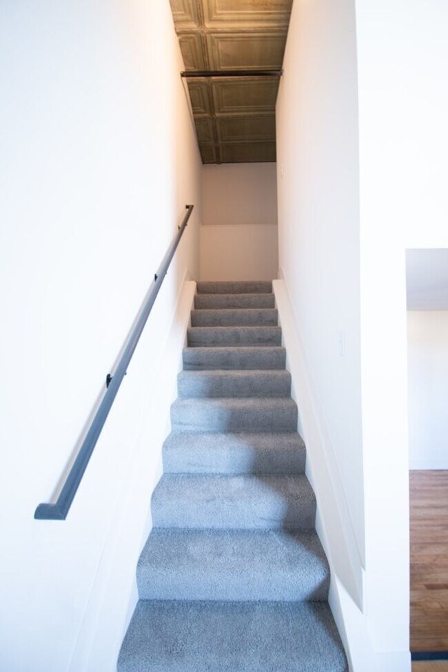 Building Photo - Spacious Loft
