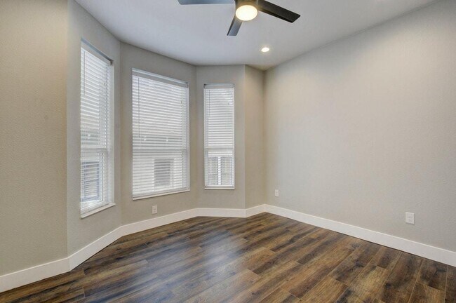 Building Photo - 901 Shoal Cliff Ct