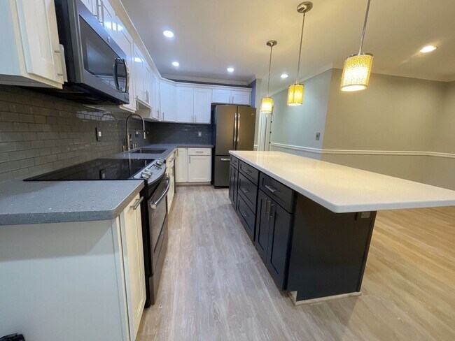 Building Photo - Waipio Gentry 2 bed, 1 bath, 2 parking wit...