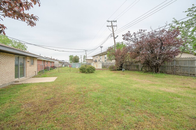 Building Photo - 1401 SW 60th St