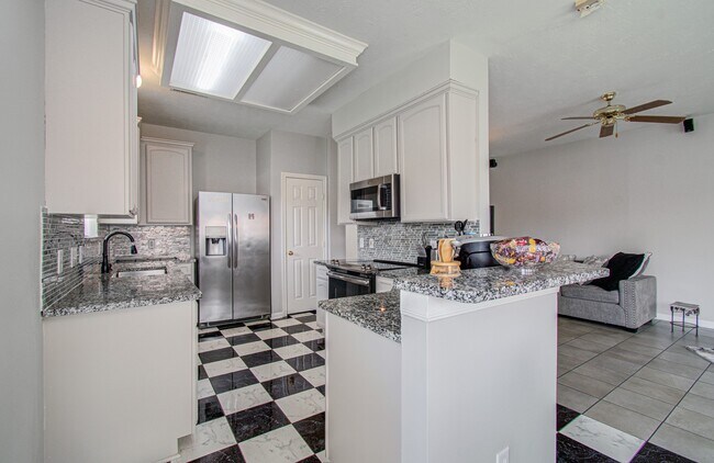 Building Photo - 3043 W Hampton Dr